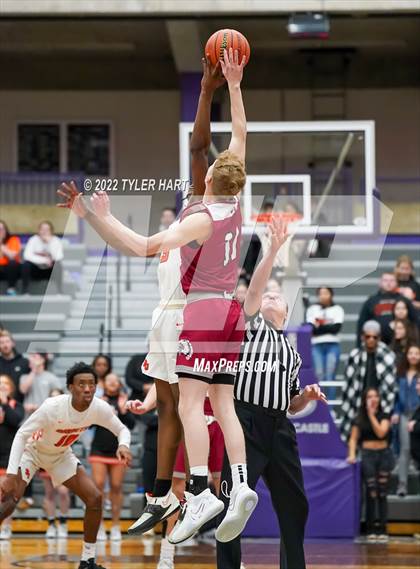 Thumbnail 2 in Danville vs. Beech Grove (IHSAA 3A Regional Final) photogallery.