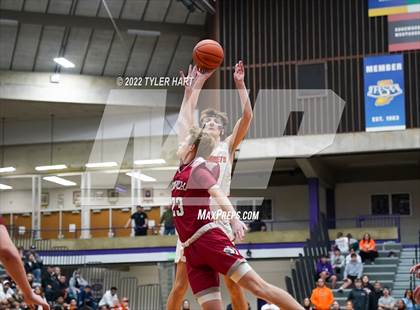 Thumbnail 3 in Danville vs. Beech Grove (IHSAA 3A Regional Final) photogallery.