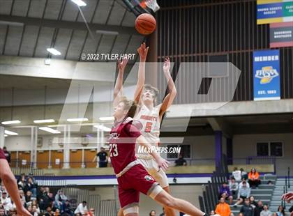 Thumbnail 1 in Danville vs. Beech Grove (IHSAA 3A Regional Final) photogallery.