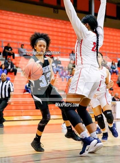 Thumbnail 3 in Princess Anne vs Cosby (StatVa Girls Basketball Classic) photogallery.
