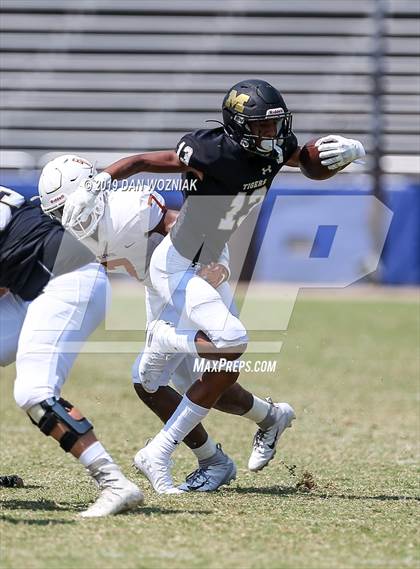 Thumbnail 2 in Mansfield vs. Bowie (Cotton Bowl Prep Showcase) photogallery.
