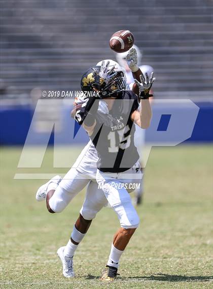 Thumbnail 2 in Mansfield vs. Bowie (Cotton Bowl Prep Showcase) photogallery.
