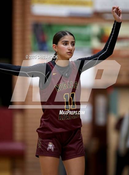 Thumbnail 2 in Catalina Foothills vs Nogales (Salpointe Cactus Clash) photogallery.