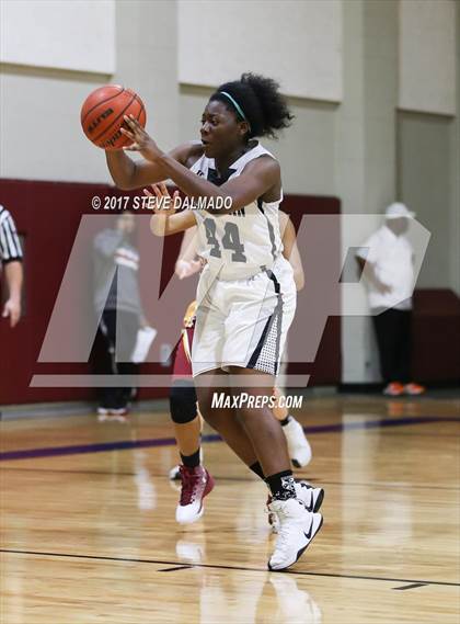 Thumbnail 3 in St Marys Dominican vs Terrebonne (Allstate Sugar Bowl Classic) photogallery.