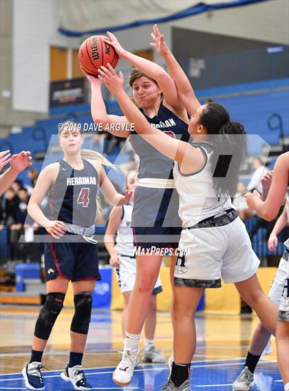 Thumbnail 3 in Hunter vs. Herriman (UHSAA 6A First Round) photogallery.