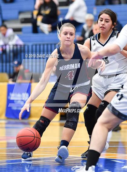 Thumbnail 3 in Hunter vs. Herriman (UHSAA 6A First Round) photogallery.