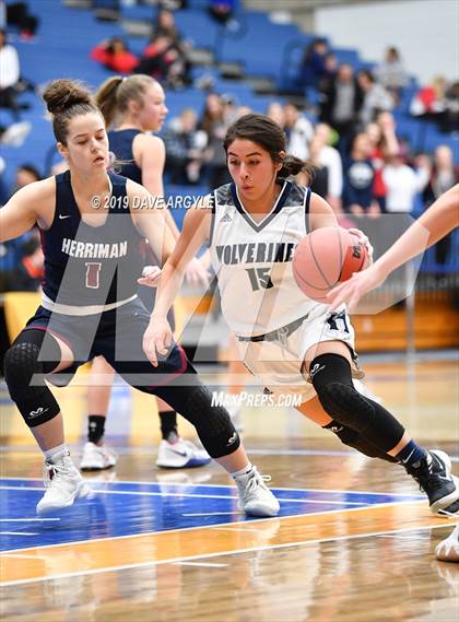 Thumbnail 2 in Hunter vs. Herriman (UHSAA 6A First Round) photogallery.