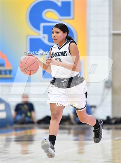 Thumbnail 2 in Hunter vs. Herriman (UHSAA 6A First Round) photogallery.
