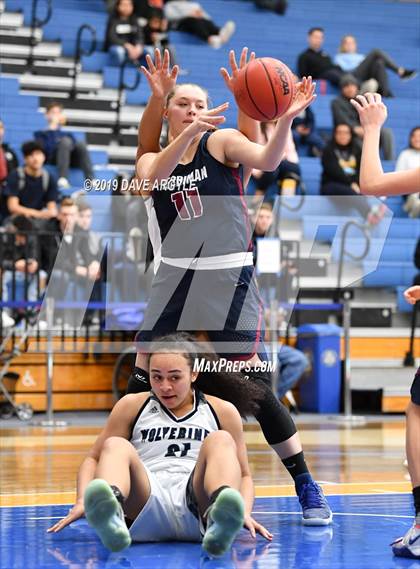 Thumbnail 3 in Hunter vs. Herriman (UHSAA 6A First Round) photogallery.