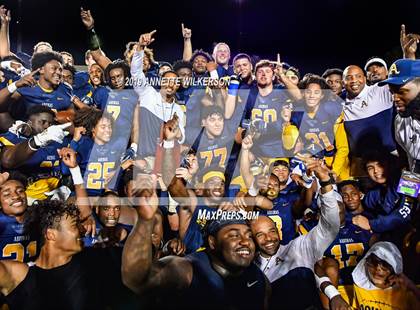 Thumbnail 3 in St. Thomas Aquinas vs. Edgewater (FHSAA 7A State Final)  photogallery.