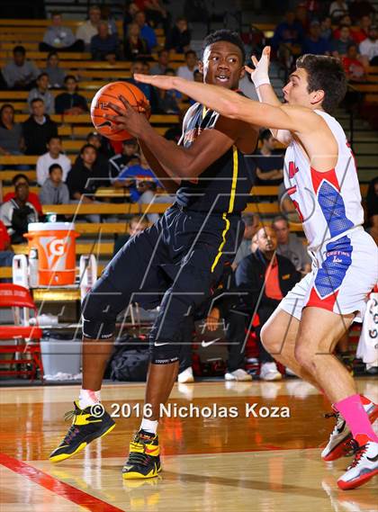 Thumbnail 3 in Los Alamitos vs. Fairfax (Nike Extravaganza) photogallery.