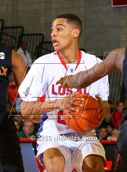 Thumbnail 3 in Los Alamitos vs. Fairfax (Nike Extravaganza) photogallery.