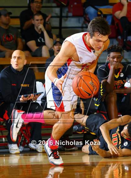 Thumbnail 2 in Los Alamitos vs. Fairfax (Nike Extravaganza) photogallery.