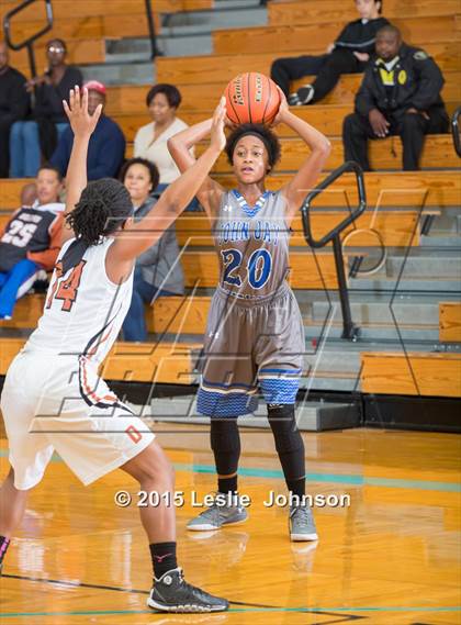 Thumbnail 1 in Dobie vs Jay (McDonald's Texas Invitational) photogallery.