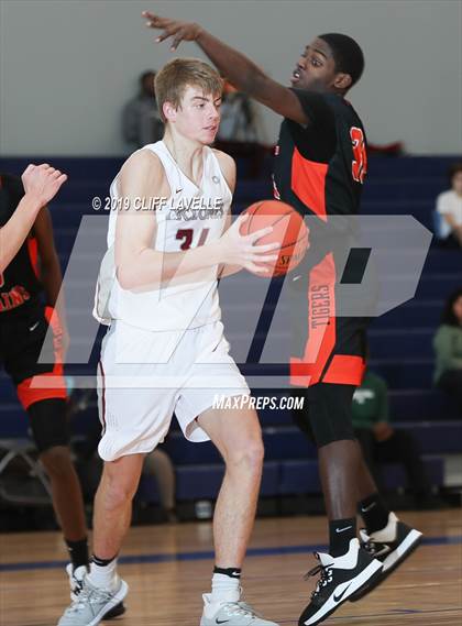 Thumbnail 2 in White Plains vs Porter-Gaud (Rotary Roundball Classic) photogallery.
