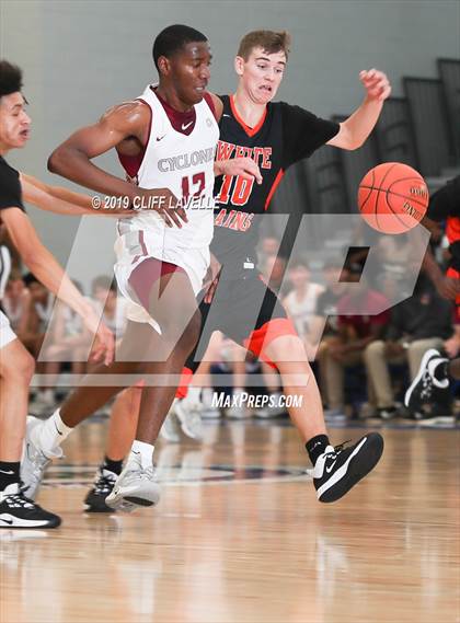 Thumbnail 1 in White Plains vs Porter-Gaud (Rotary Roundball Classic) photogallery.