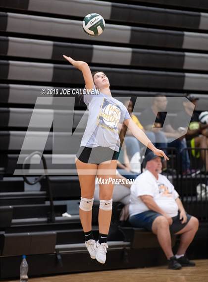 Thumbnail 2 in Tivy vs Taft (Scrimmage) photogallery.