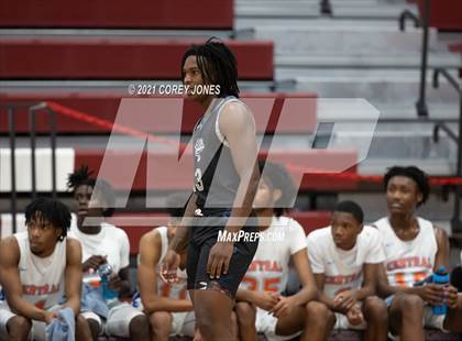 Thumbnail 3 in Spalding vs Central (Screamin' Demon Invitational) photogallery.