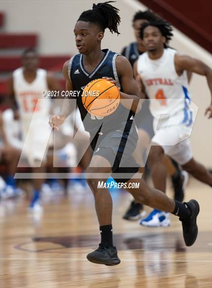 Thumbnail 3 in Spalding vs Central (Screamin' Demon Invitational) photogallery.