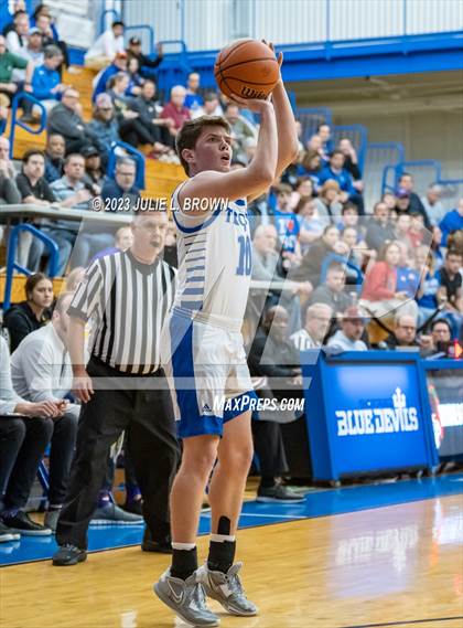 Thumbnail 1 in Guerin Catholic vs. Indianapolis Bishop Chatard (IHSAA 3A Sectional 27 final) photogallery.