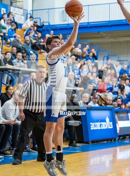 Thumbnail 2 in Guerin Catholic vs. Indianapolis Bishop Chatard (IHSAA 3A Sectional 27 final) photogallery.