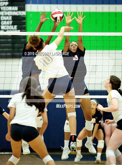 Thumbnail 3 in Sachse vs Lamar photogallery.