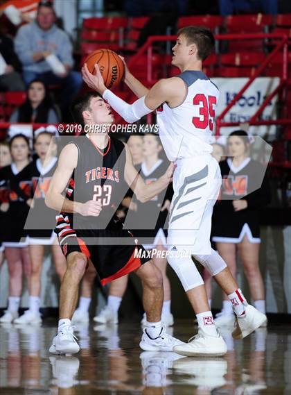 Thumbnail 2 in Herrin vs West Frankfort (West Frankfort Mid-Winter Classic) photogallery.