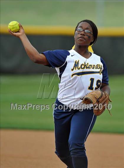 Thumbnail 2 in Rockwall-Heath vs McKinney (4A Region II bidistrict) photogallery.