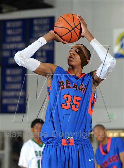 Thumbnail 1 in Cardinal Hayes vs. Harvard-Westlake (MaxPreps Holiday Classic) photogallery.