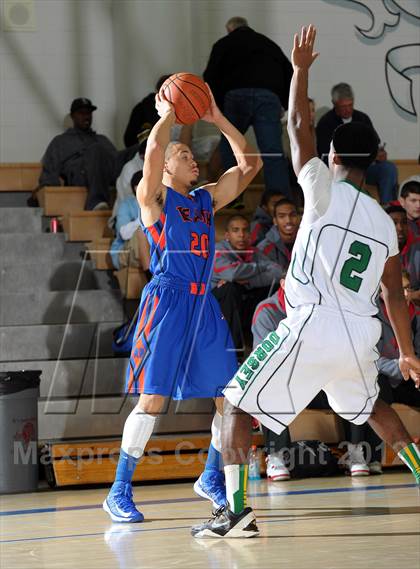Thumbnail 3 in Cardinal Hayes vs. Harvard-Westlake (MaxPreps Holiday Classic) photogallery.