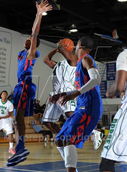 Thumbnail 3 in Cardinal Hayes vs. Harvard-Westlake (MaxPreps Holiday Classic) photogallery.