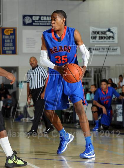 Thumbnail 3 in Cardinal Hayes vs. Harvard-Westlake (MaxPreps Holiday Classic) photogallery.