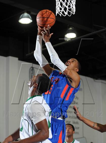 Thumbnail 2 in Cardinal Hayes vs. Harvard-Westlake (MaxPreps Holiday Classic) photogallery.