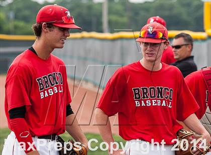 Thumbnail 2 in Hallsville vs. Mansfield Legacy (UIL 4A Regional Final Playoff) photogallery.