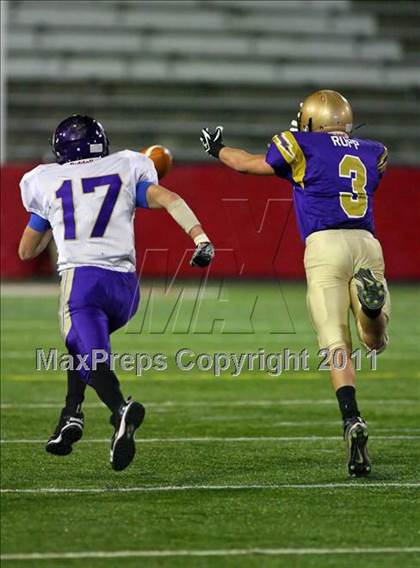 Thumbnail 1 in Islip vs. Sayville (Suffolk County D3 Final) photogallery.