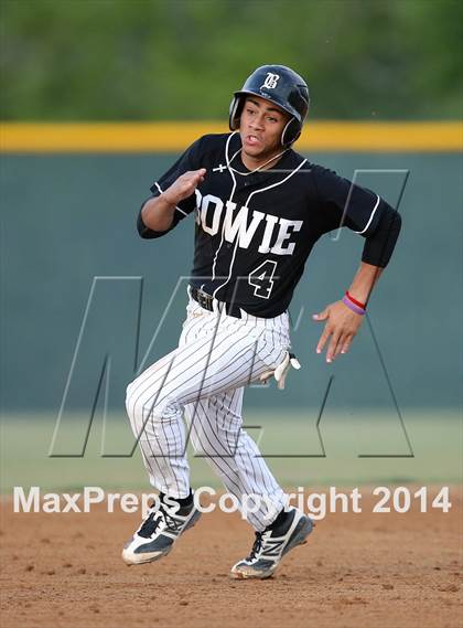Thumbnail 2 in Bowie vs. McNeil photogallery.