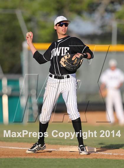 Thumbnail 2 in Bowie vs. McNeil photogallery.