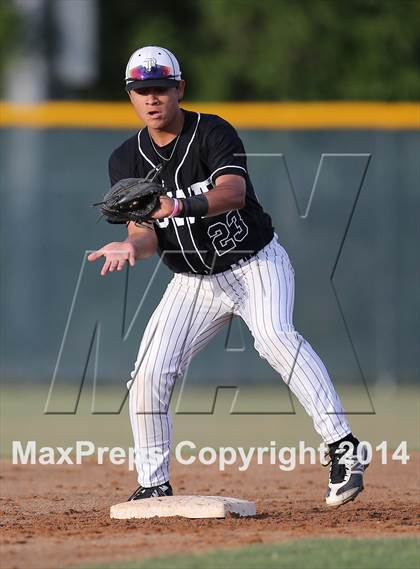 Thumbnail 2 in Bowie vs. McNeil photogallery.