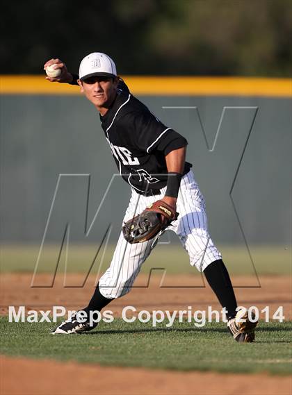 Thumbnail 2 in Bowie vs. McNeil photogallery.