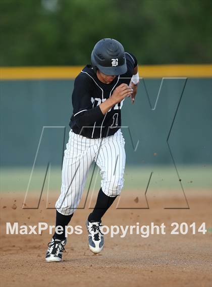 Thumbnail 3 in Bowie vs. McNeil photogallery.