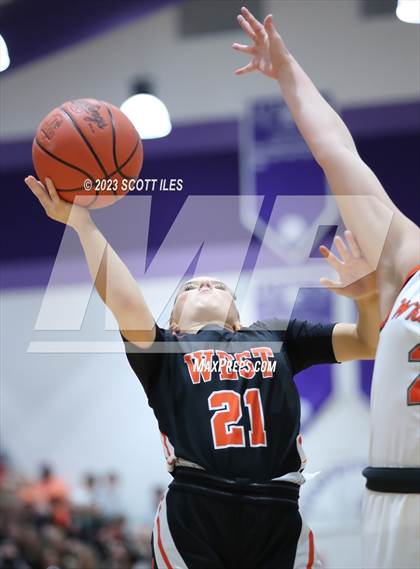 Thumbnail 1 in Portsmouth West vs. Wheelersburg (OHSAA D3 Regional Final) photogallery.
