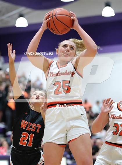 Thumbnail 2 in Portsmouth West vs. Wheelersburg (OHSAA D3 Regional Final) photogallery.