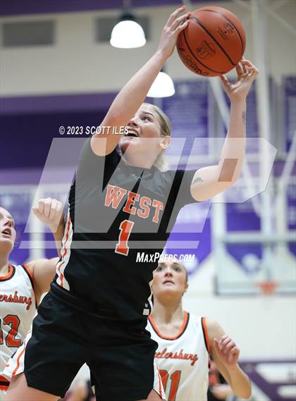 Thumbnail 3 in Portsmouth West vs. Wheelersburg (OHSAA D3 Regional Final) photogallery.