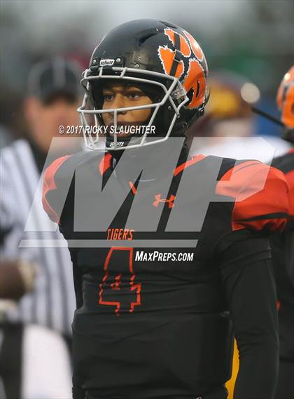 Thumbnail 3 in Edwardsville vs. Loyola Academy photogallery.