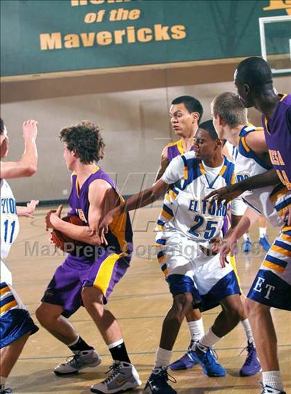 Thumbnail 2 in El Toro vs. Mesa (MaxPreps Holiday Classic) photogallery.