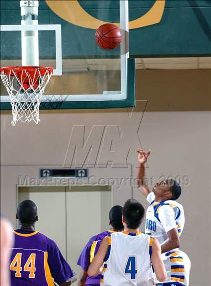 Thumbnail 3 in El Toro vs. Mesa (MaxPreps Holiday Classic) photogallery.