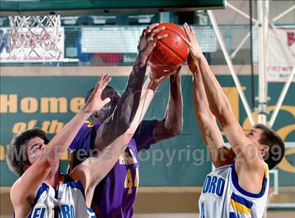 Thumbnail 2 in El Toro vs. Mesa (MaxPreps Holiday Classic) photogallery.