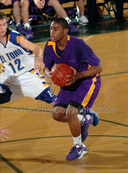 Thumbnail 1 in El Toro vs. Mesa (MaxPreps Holiday Classic) photogallery.