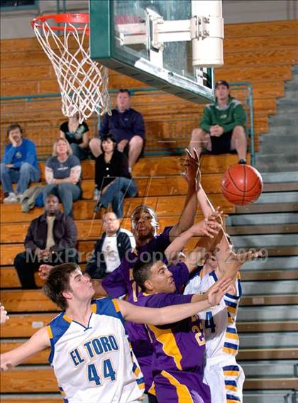 Thumbnail 1 in El Toro vs. Mesa (MaxPreps Holiday Classic) photogallery.