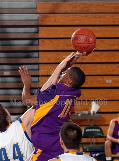 Thumbnail 3 in El Toro vs. Mesa (MaxPreps Holiday Classic) photogallery.